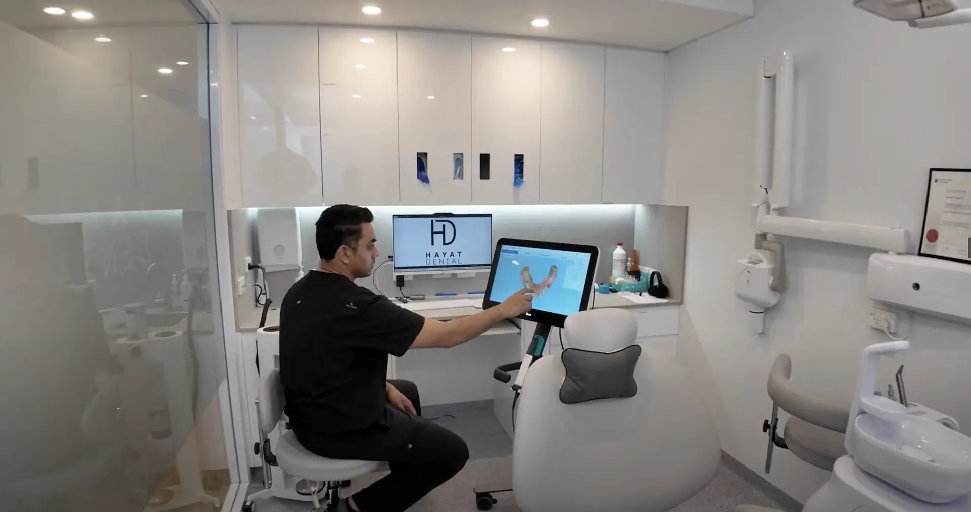 A Hayat Dental dentist reviewing a digital scan